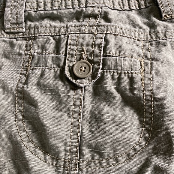 ✨90S VINTAGE LOW RISE GREEN CARGO CAPRIS✨ - Picture 7 of 9